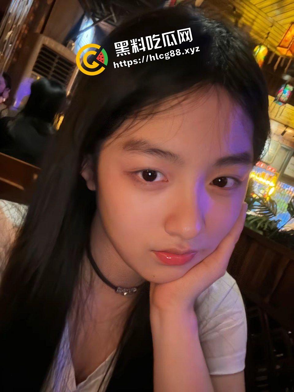 绿帽奴肾虚秒男没性能力秒射,喊上非洲黑人小伙SM爆操淫妻,自己则在一旁观赏加油助威!-1