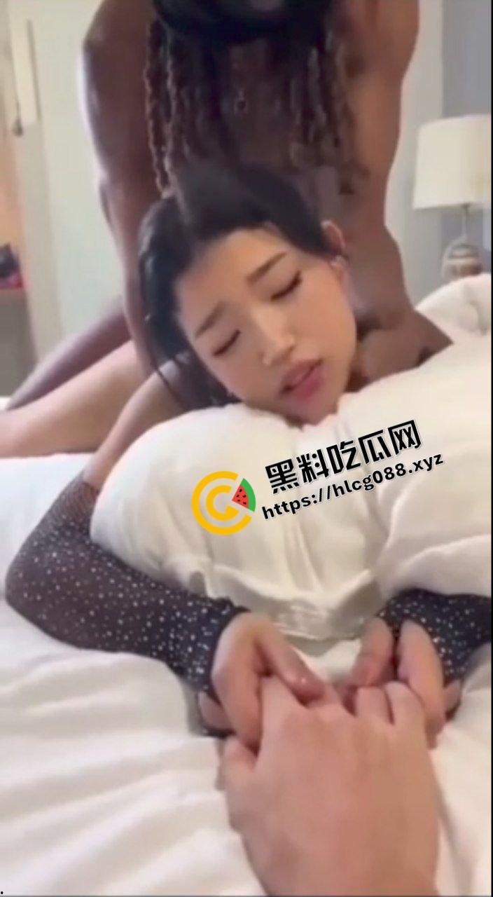 绿帽奴肾虚秒男没性能力秒射,喊上非洲黑人小伙SM爆操淫妻,自己则在一旁观赏加油助威!-5