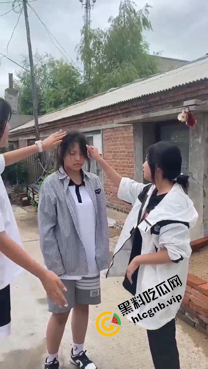 村里小太妹集体霸凌!三人围攻一个,扇来扇去真是无法无天-1