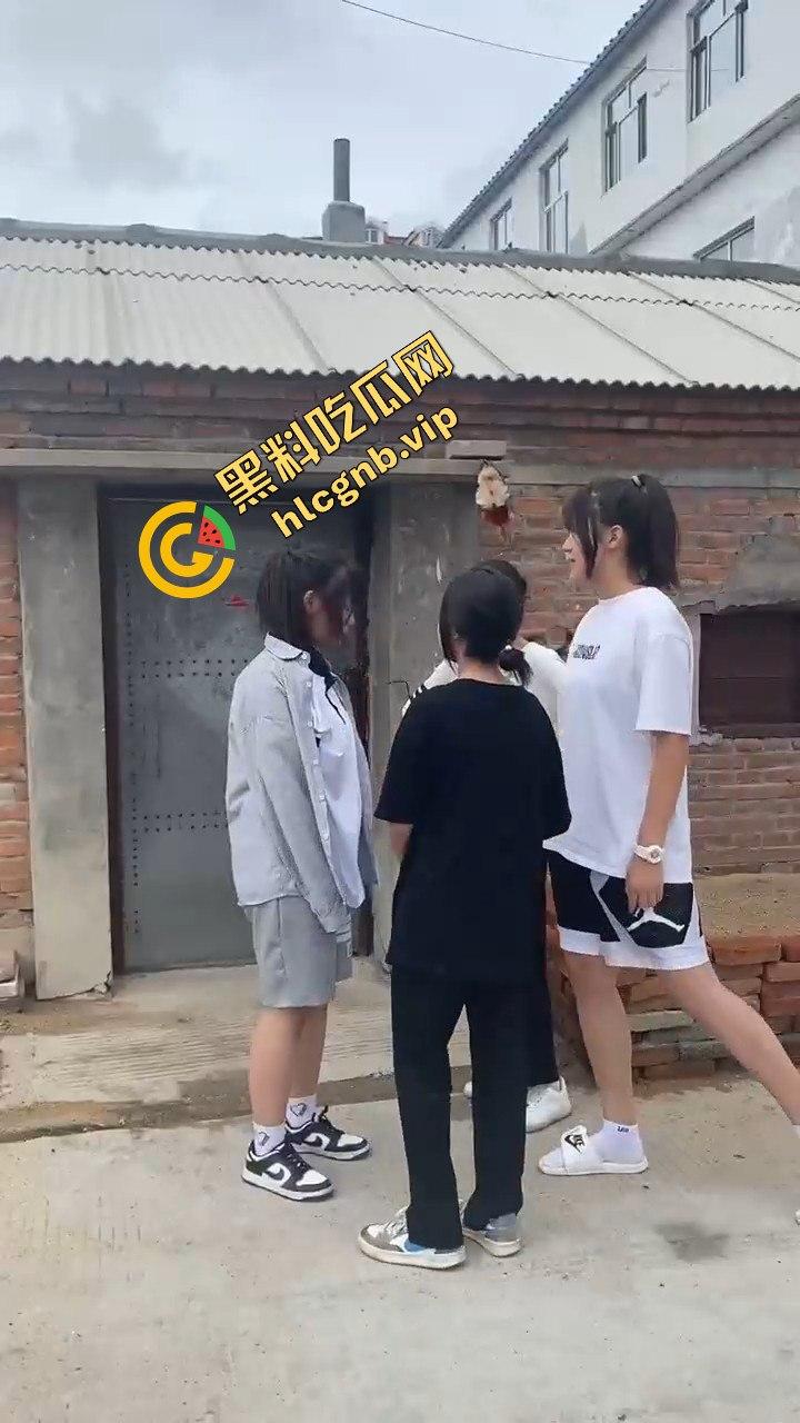 村里小太妹集体霸凌!三人围攻一个,扇来扇去真是无法无天-2