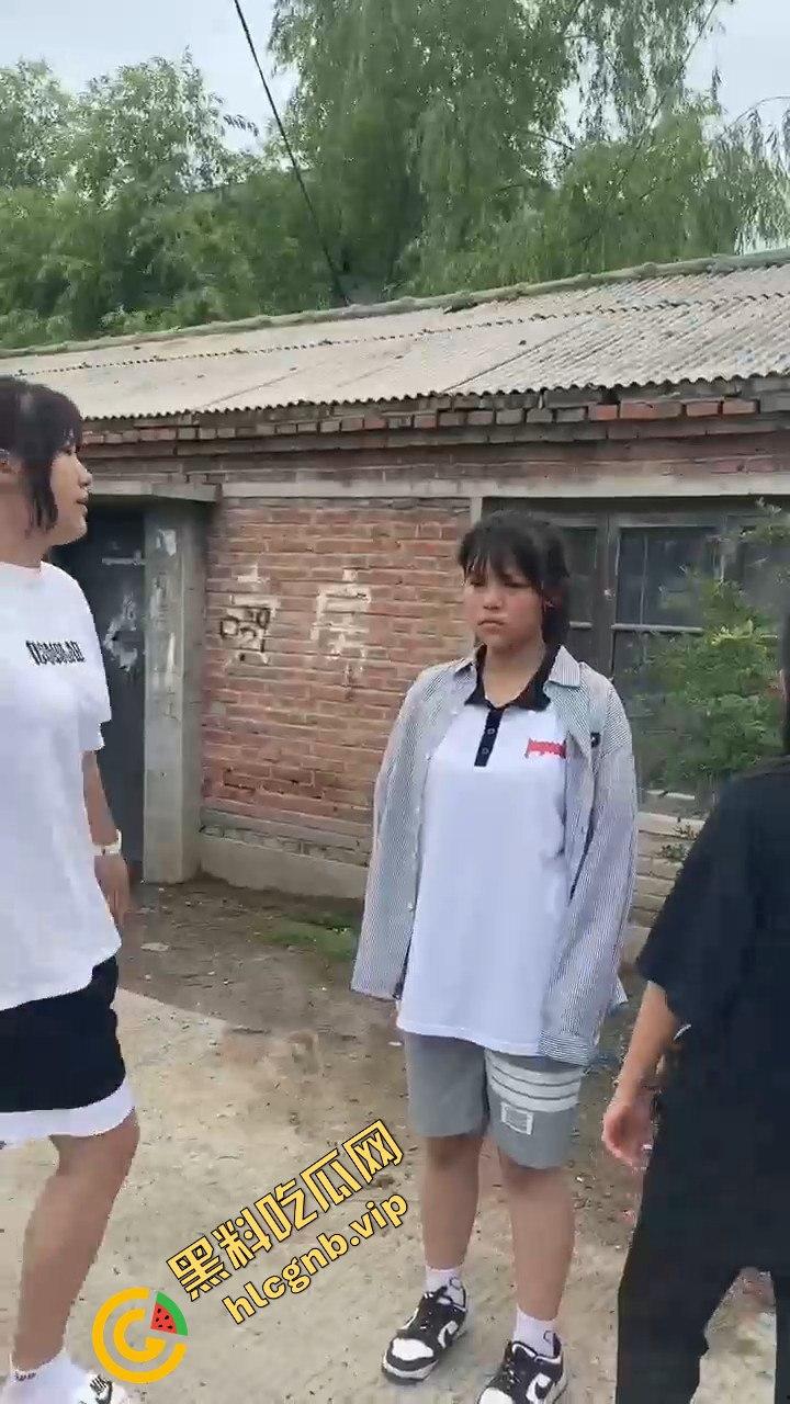 村里小太妹集体霸凌!三人围攻一个,扇来扇去真是无法无天-3