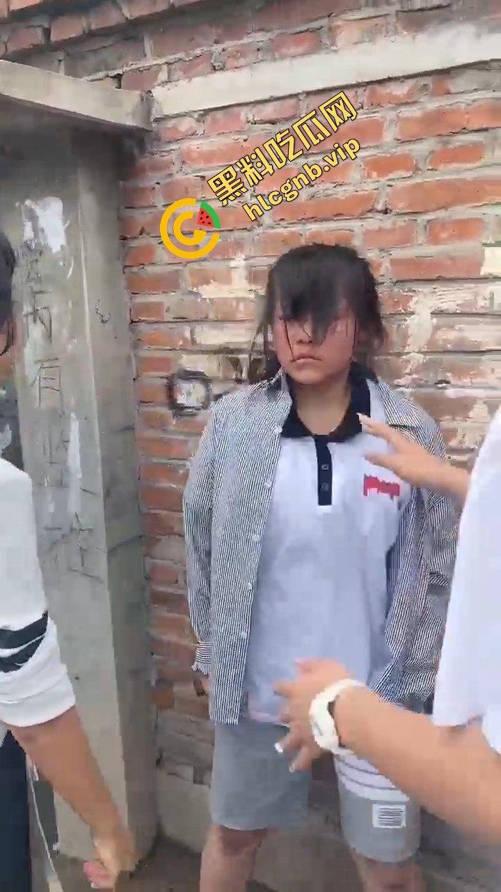村里小太妹集体霸凌!三人围攻一个,扇来扇去真是无法无天-4