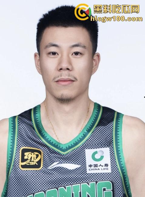 CBA赛场成啦啦队透明高跟的秀场,球迷目光全被那双高跟吸引,比赛啥的都无所谓!-1