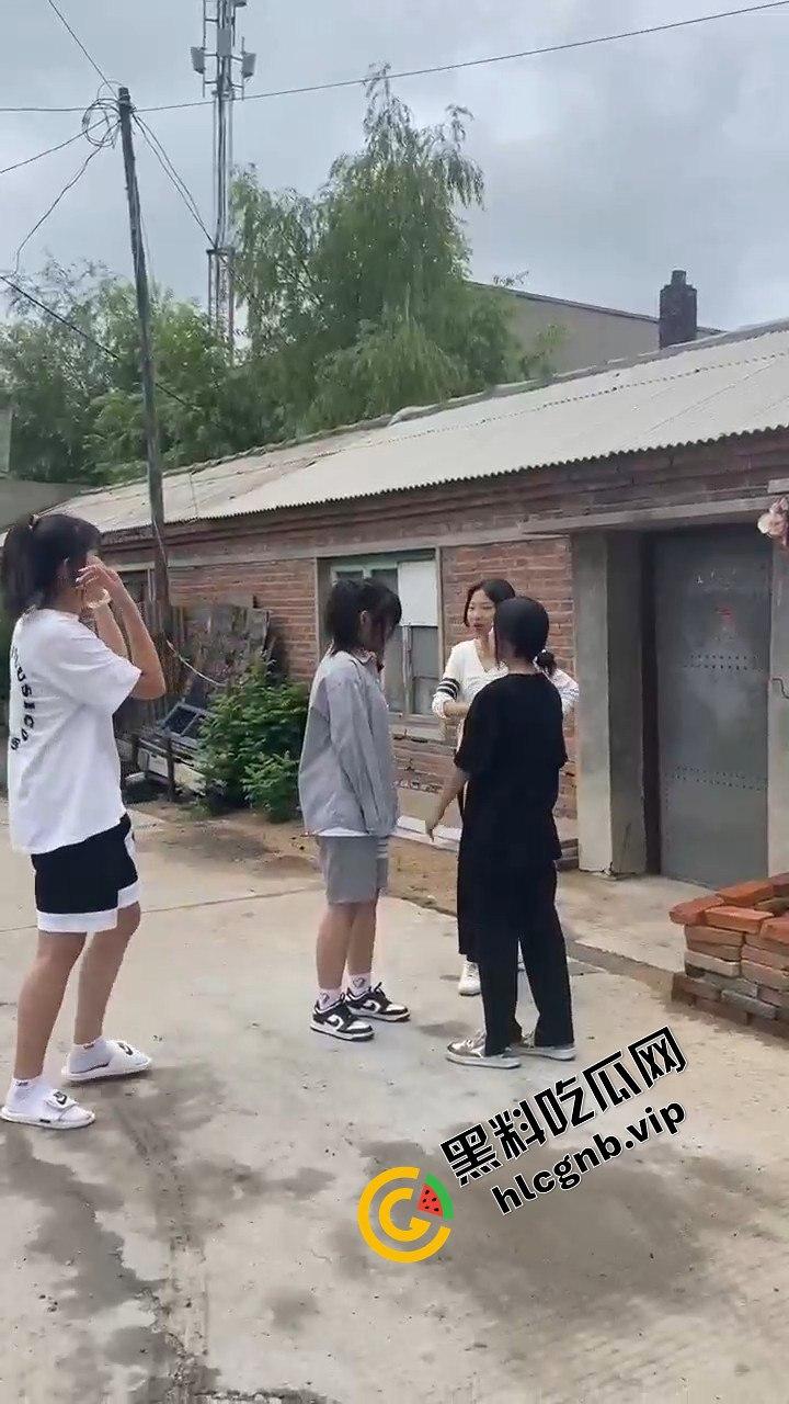 村里小太妹集体霸凌!三人围攻一个,扇来扇去真是无法无天-5