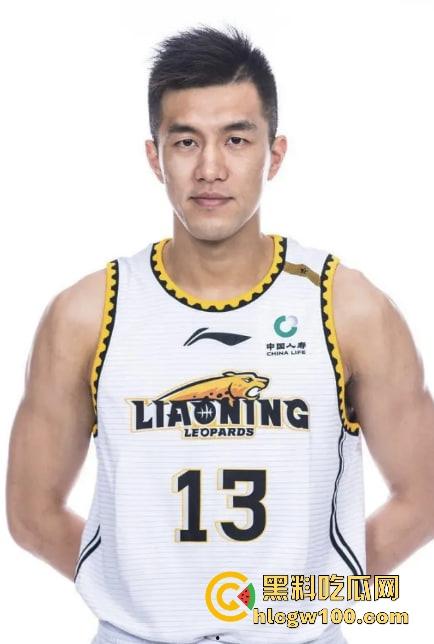 CBA赛场成啦啦队透明高跟的秀场,球迷目光全被那双高跟吸引,比赛啥的都无所谓!-2