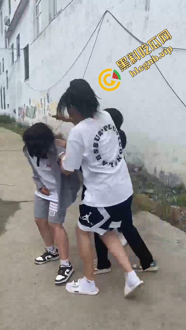 村里小太妹集体霸凌!三人围攻一个,扇来扇去真是无法无天-7