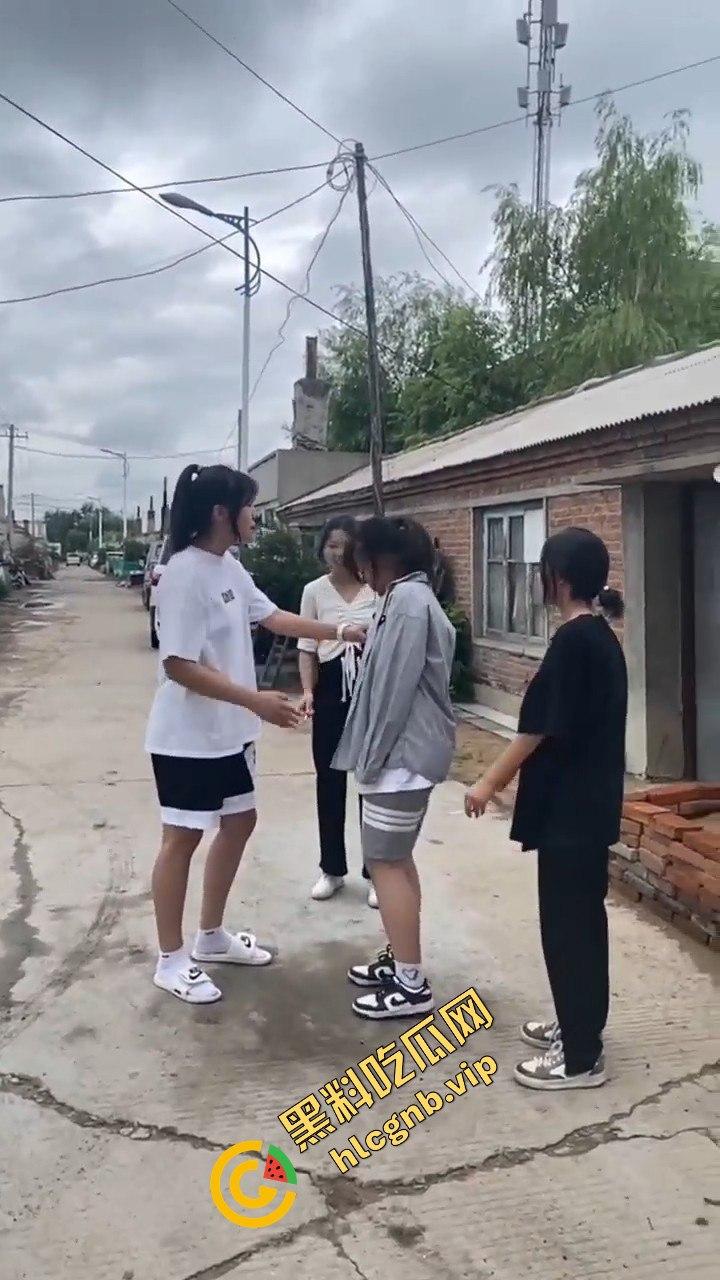 村里小太妹集体霸凌!三人围攻一个,扇来扇去真是无法无天-8