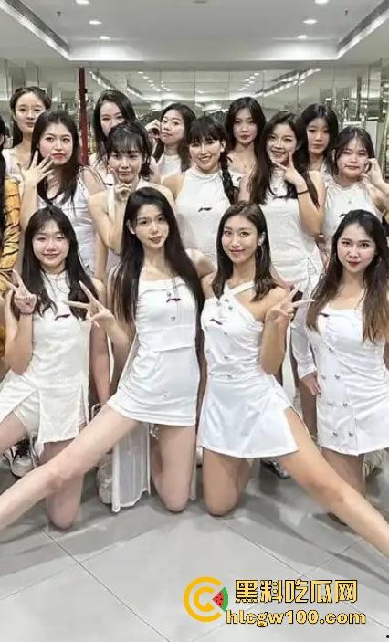 CBA赛场成啦啦队透明高跟的秀场,球迷目光全被那双高跟吸引,比赛啥的都无所谓!-4