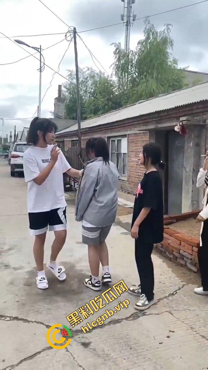 村里小太妹集体霸凌!三人围攻一个,扇来扇去真是无法无天-9