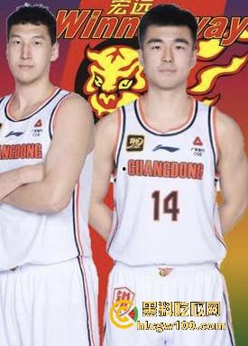 CBA赛场成啦啦队透明高跟的秀场,球迷目光全被那双高跟吸引,比赛啥的都无所谓!-5