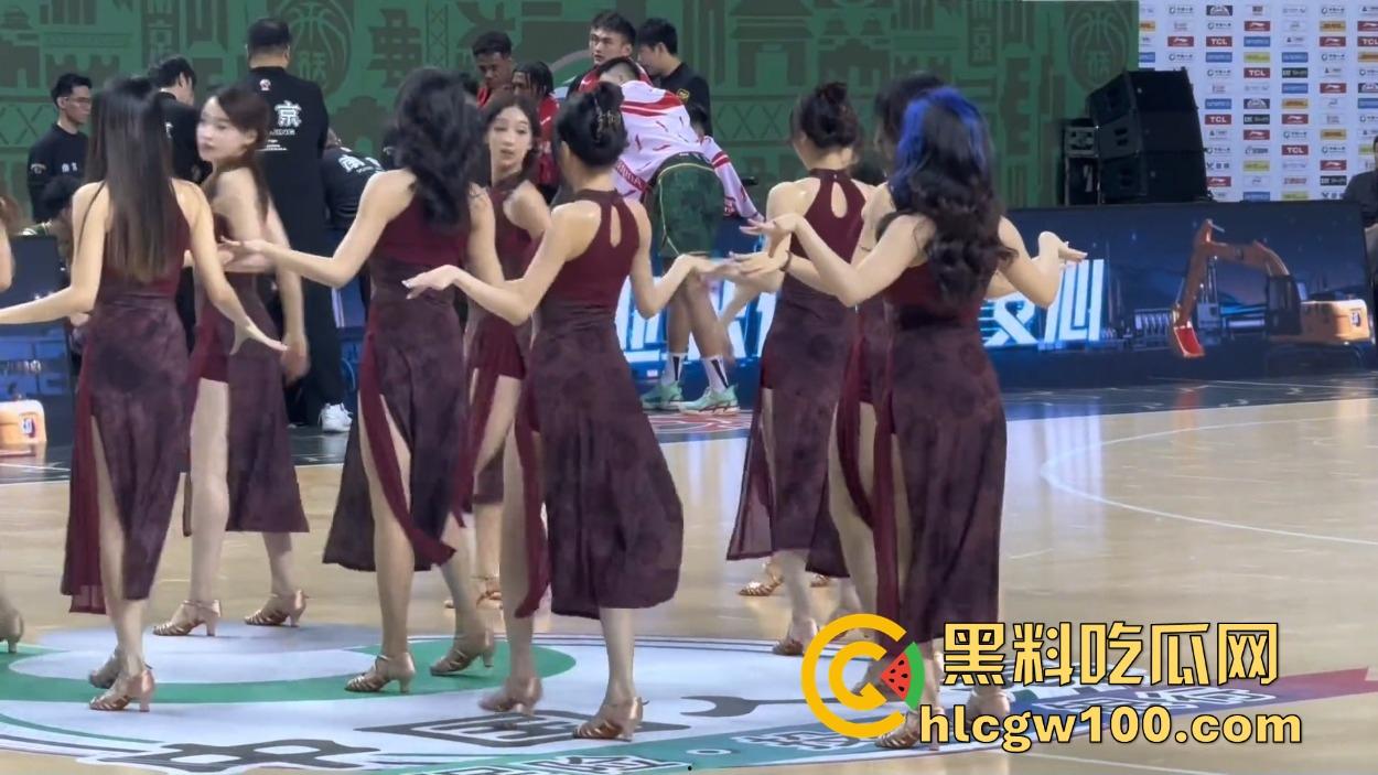 CBA赛场成啦啦队透明高跟的秀场,球迷目光全被那双高跟吸引,比赛啥的都无所谓!-6