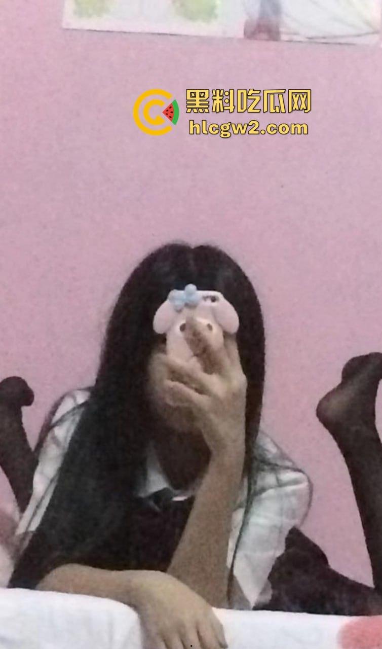 极品露脸嫩妹学生反差婊【蓝心然】生活照外流!云盘意外泄露,私藏逼照和裸照一览无遗,反差骚货实锤!-1