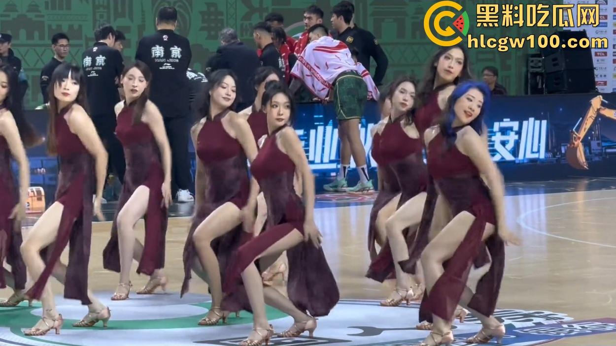 CBA赛场成啦啦队透明高跟的秀场,球迷目光全被那双高跟吸引,比赛啥的都无所谓!-8