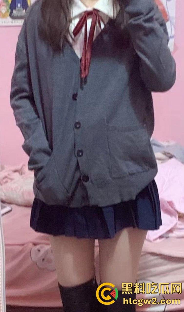 极品露脸嫩妹学生反差婊【蓝心然】生活照外流!云盘意外泄露,私藏逼照和裸照一览无遗,反差骚货实锤!-6