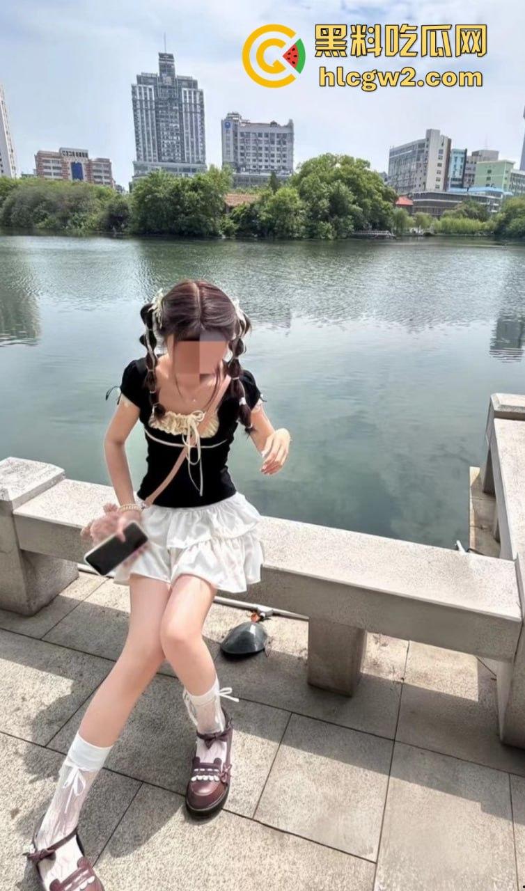 极品露脸嫩妹学生反差婊【蓝心然】生活照外流!云盘意外泄露,私藏逼照和裸照一览无遗,反差骚货实锤!-7