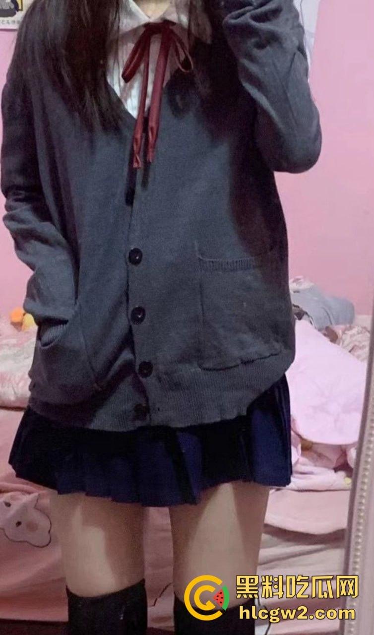 极品露脸嫩妹学生反差婊【蓝心然】生活照外流!云盘意外泄露,私藏逼照和裸照一览无遗,反差骚货实锤!-8