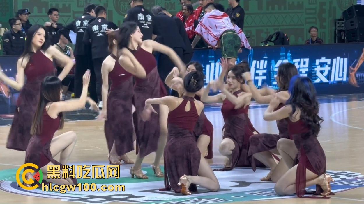 CBA赛场成啦啦队透明高跟的秀场,球迷目光全被那双高跟吸引,比赛啥的都无所谓!-13