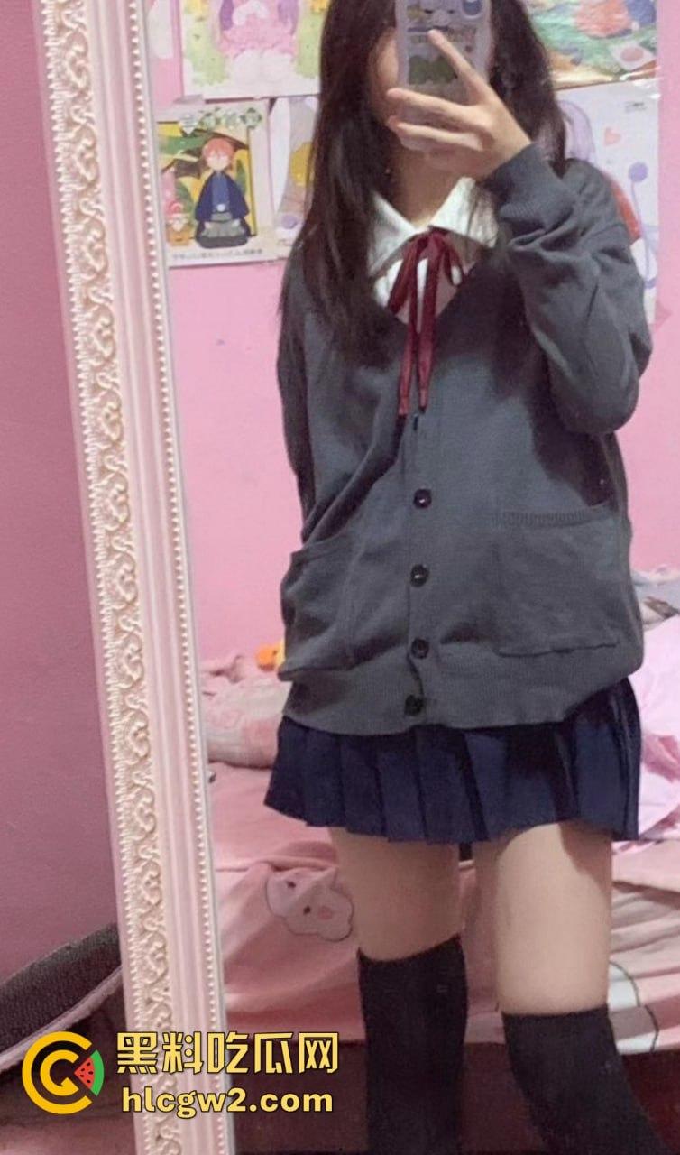 极品露脸嫩妹学生反差婊【蓝心然】生活照外流!云盘意外泄露,私藏逼照和裸照一览无遗,反差骚货实锤!-11