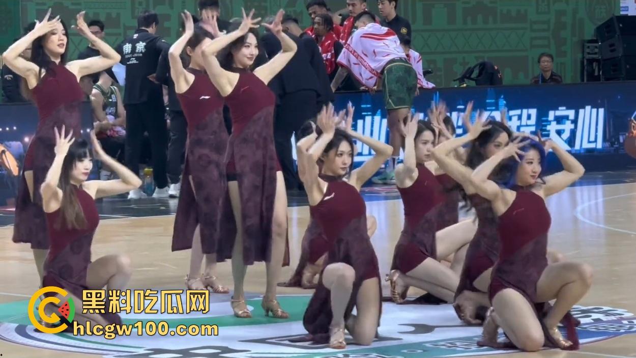 CBA赛场成啦啦队透明高跟的秀场,球迷目光全被那双高跟吸引,比赛啥的都无所谓!-14