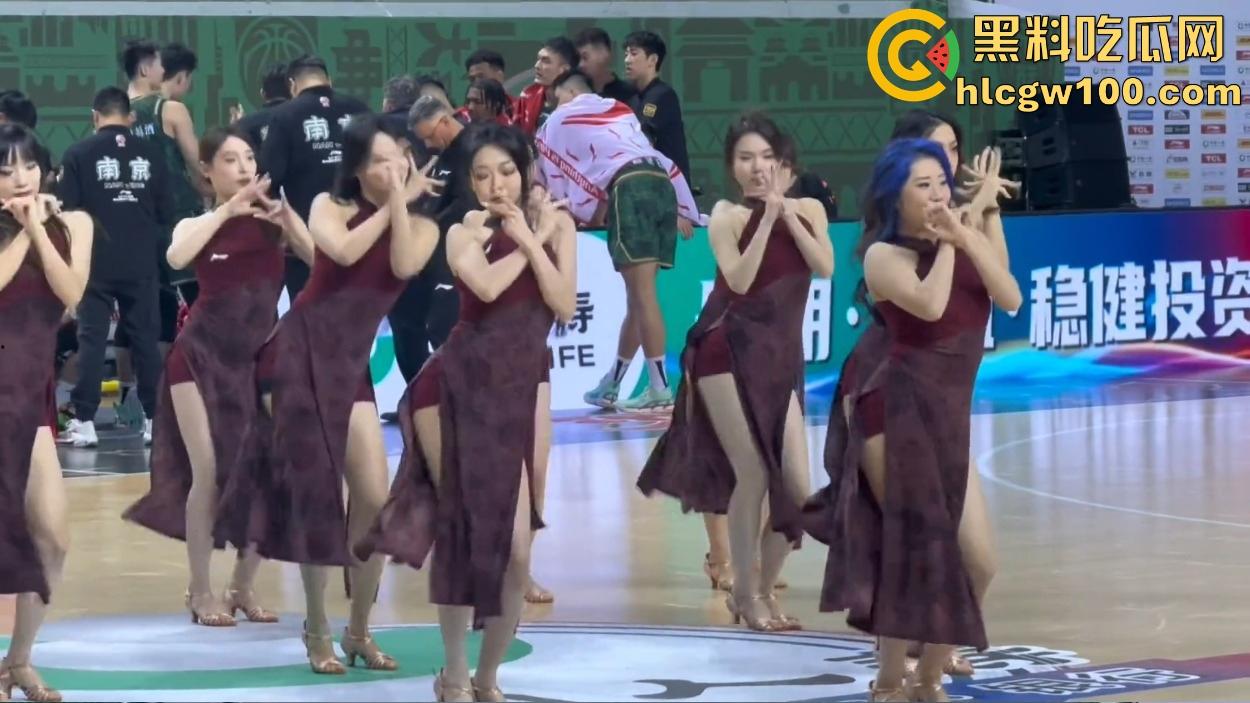CBA赛场成啦啦队透明高跟的秀场,球迷目光全被那双高跟吸引,比赛啥的都无所谓!-16