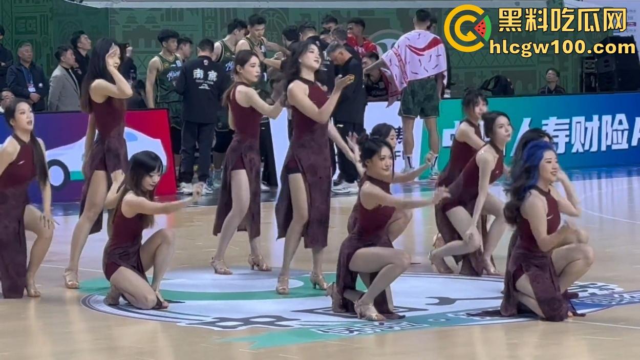 CBA赛场成啦啦队透明高跟的秀场,球迷目光全被那双高跟吸引,比赛啥的都无所谓!-17