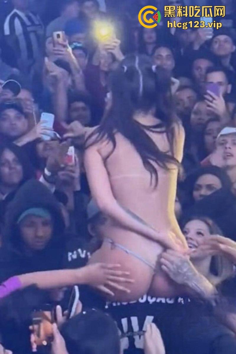 巴西女歌手【皮波基尼亚Pipokinha】穿丁字裤进入观众群 男粉丝集体失控 摸遍她的胸部臀部 丁字裤被拉开!-6