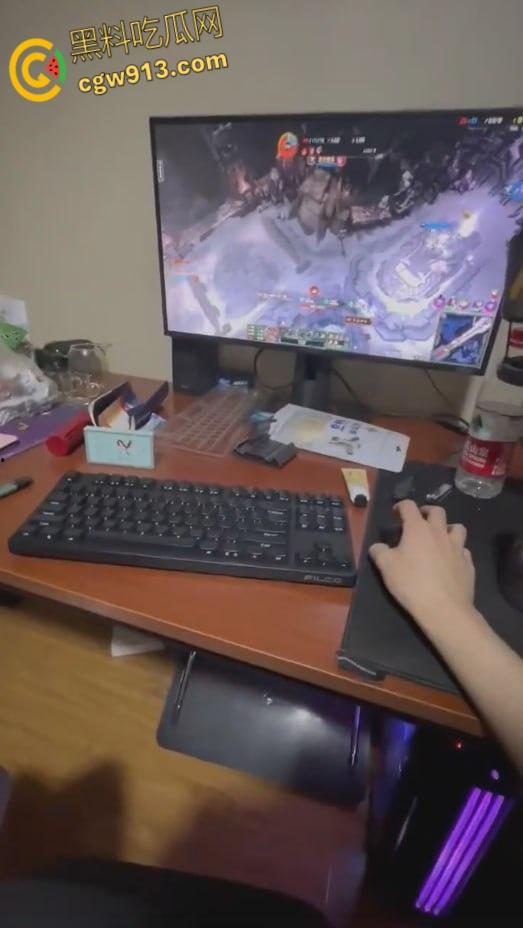 饥渴女友影响我打LOL,跪在地上深喉口交,小骚逼又开始痒了,必须狠狠地调教她,踩着头抽屁股爆操 !-4