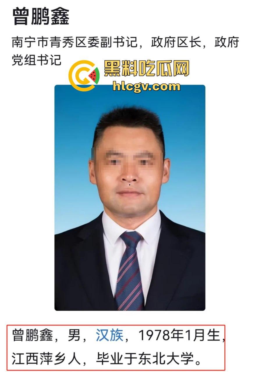 广西青秀区区长『曾鹏鑫』被抓现行!车内搂抱亲吻他人妻见到拍摄百米冲刺逃跑,视频实锤还没事这伞够大!-12