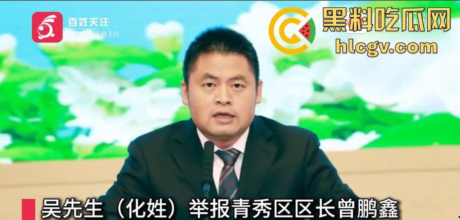 广西青秀区区长『曾鹏鑫』被抓现行!车内搂抱亲吻他人妻见到拍摄百米冲刺逃跑,视频实锤还没事这伞够大!-17