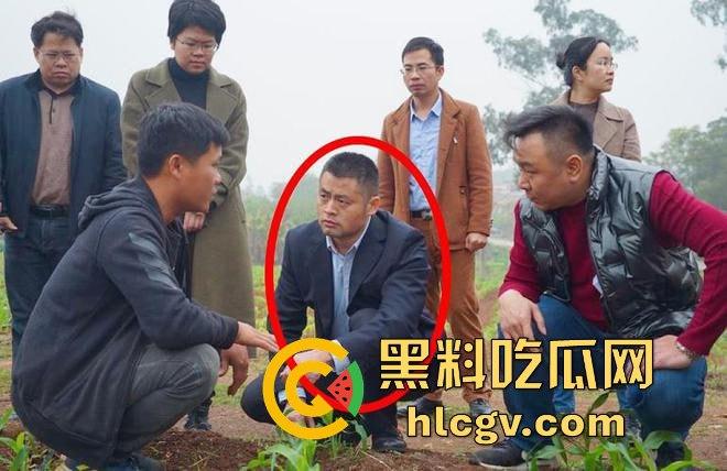 广西青秀区区长『曾鹏鑫』被抓现行!车内搂抱亲吻他人妻见到拍摄百米冲刺逃跑,视频实锤还没事这伞够大!-18