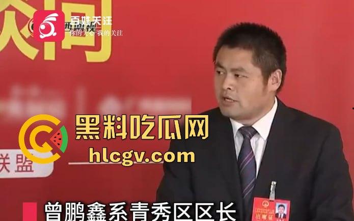 广西青秀区区长『曾鹏鑫』被抓现行!车内搂抱亲吻他人妻见到拍摄百米冲刺逃跑,视频实锤还没事这伞够大!-19