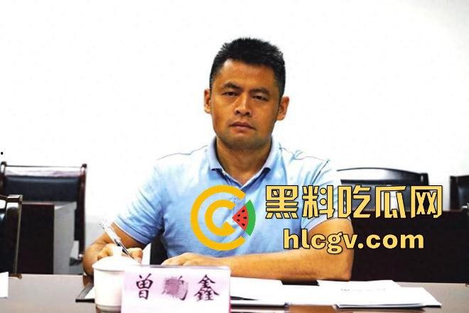 广西青秀区区长『曾鹏鑫』被抓现行!车内搂抱亲吻他人妻见到拍摄百米冲刺逃跑,视频实锤还没事这伞够大!-20