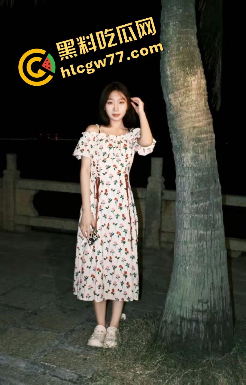 低俗直播恶趣味,妹子真空擦地板边漏奶边扭,弹幕全在喊再蹲低点,这年头女的玩的都开!-1