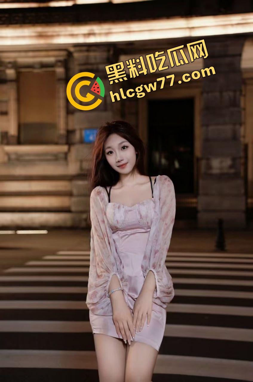 低俗直播恶趣味,妹子真空擦地板边漏奶边扭,弹幕全在喊再蹲低点,这年头女的玩的都开!-4