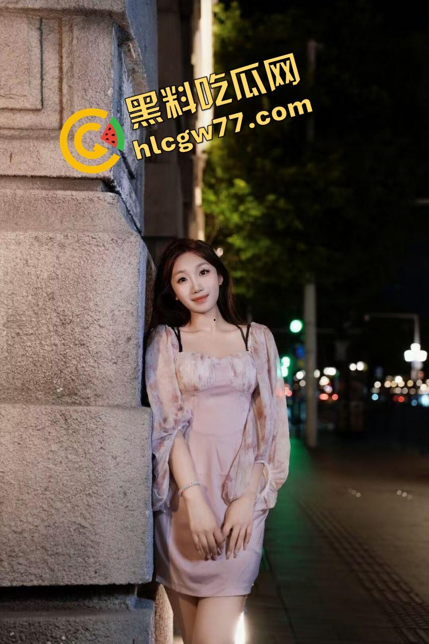 低俗直播恶趣味,妹子真空擦地板边漏奶边扭,弹幕全在喊再蹲低点,这年头女的玩的都开!-5