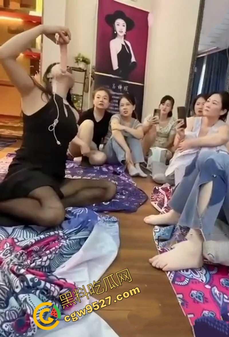 名媛培训班内部教学视频流出！性感女老师现场实操口活技术，原来当骚货还有这么多学问?-3