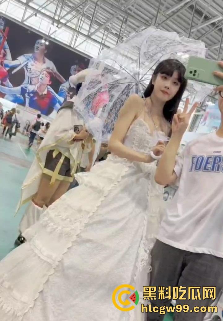 漫展福利拉满,双马尾JK女仆、白丝婚纱妹清纯亮相,抄底绅士们快冲,软萌萝莉妹子白内裤细节太绝!-2