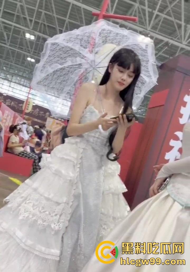 漫展福利拉满,双马尾JK女仆、白丝婚纱妹清纯亮相,抄底绅士们快冲,软萌萝莉妹子白内裤细节太绝!-3