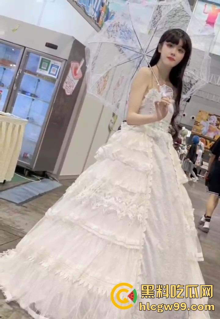 漫展福利拉满,双马尾JK女仆、白丝婚纱妹清纯亮相,抄底绅士们快冲,软萌萝莉妹子白内裤细节太绝!-4