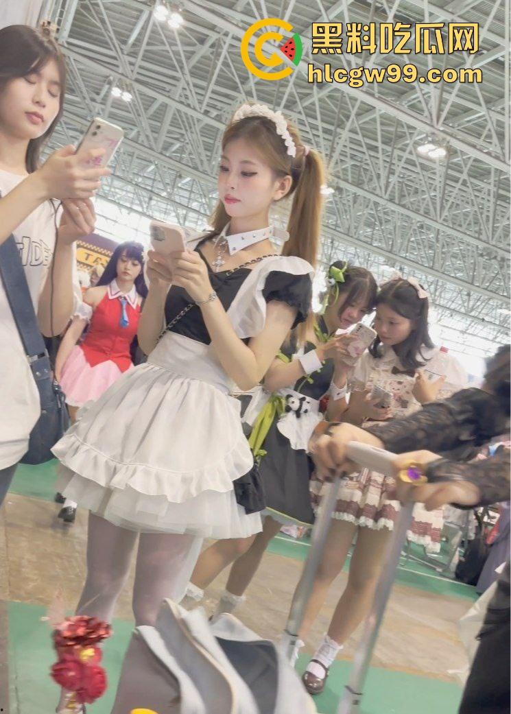 漫展福利拉满,双马尾JK女仆、白丝婚纱妹清纯亮相,抄底绅士们快冲,软萌萝莉妹子白内裤细节太绝!-6