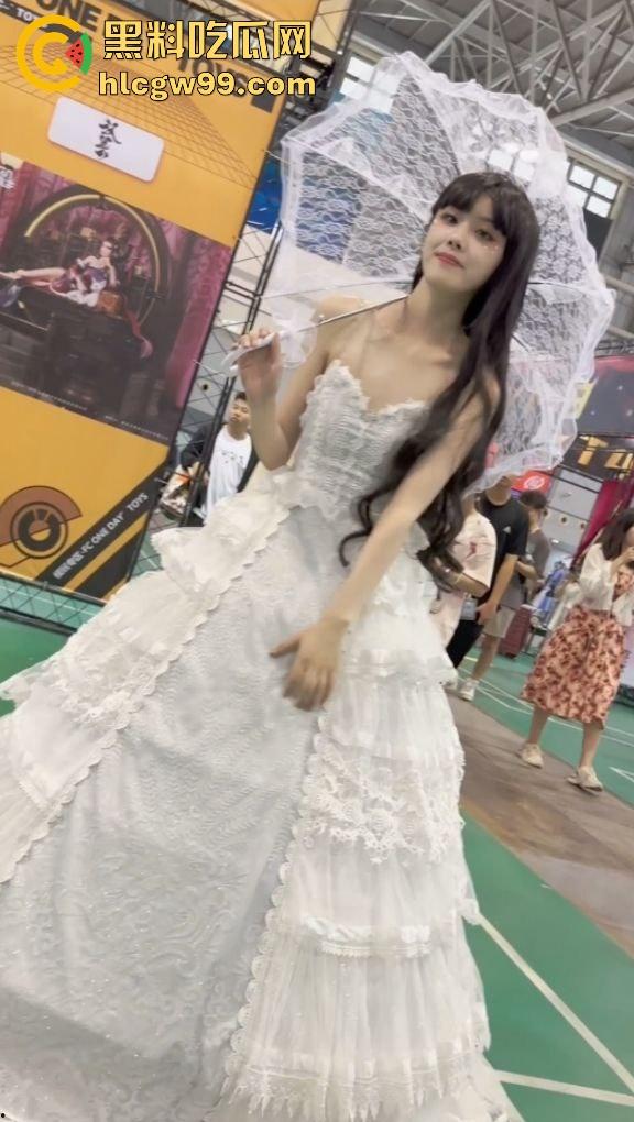 漫展福利拉满,双马尾JK女仆、白丝婚纱妹清纯亮相,抄底绅士们快冲,软萌萝莉妹子白内裤细节太绝!-7