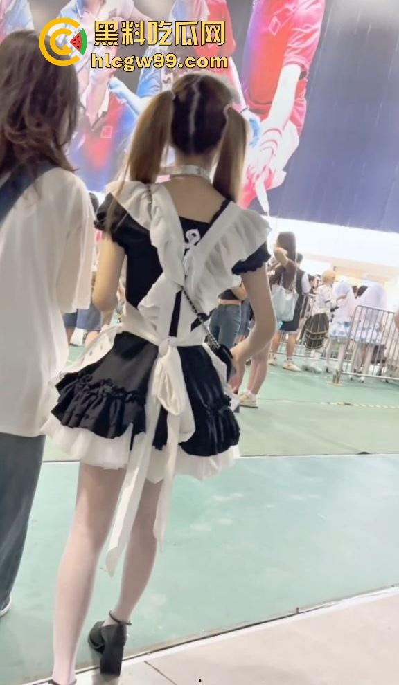 漫展福利拉满,双马尾JK女仆、白丝婚纱妹清纯亮相,抄底绅士们快冲,软萌萝莉妹子白内裤细节太绝!-10