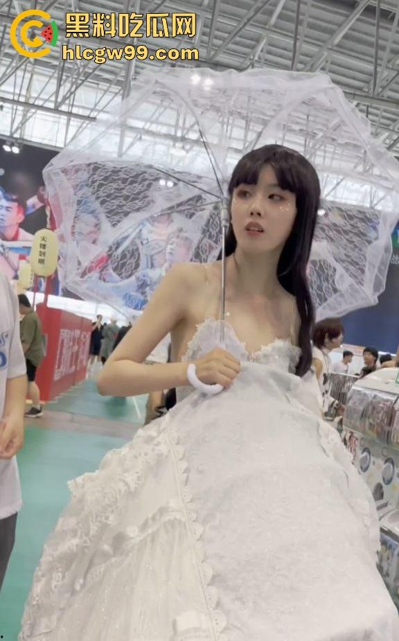 漫展福利拉满,双马尾JK女仆、白丝婚纱妹清纯亮相,抄底绅士们快冲,软萌萝莉妹子白内裤细节太绝!-11