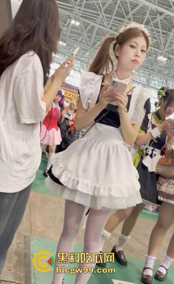 漫展福利拉满,双马尾JK女仆、白丝婚纱妹清纯亮相,抄底绅士们快冲,软萌萝莉妹子白内裤细节太绝!-12
