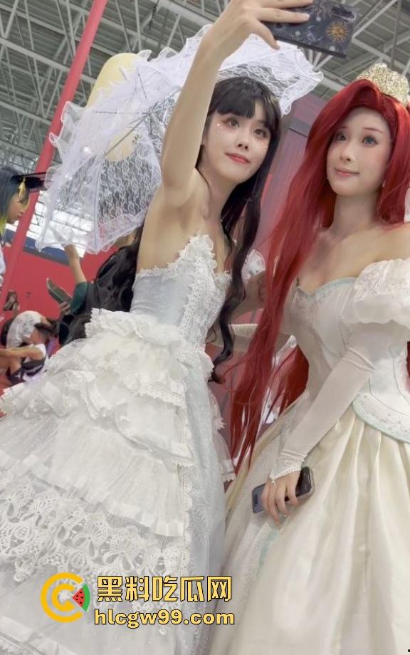 漫展福利拉满,双马尾JK女仆、白丝婚纱妹清纯亮相,抄底绅士们快冲,软萌萝莉妹子白内裤细节太绝!-13