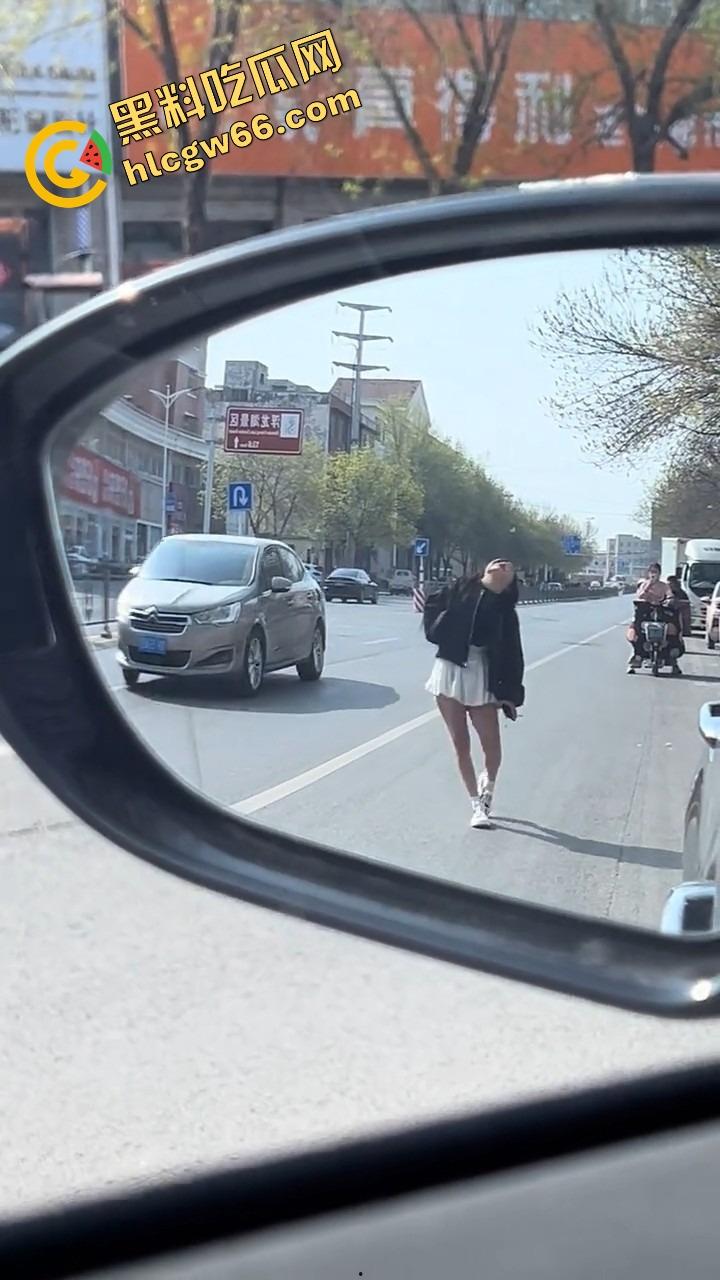 上海集美磕美弗药磕上头，大白天马路边发疯跳舞、嘴里念咒还自扇耳光，精神状态直接碎成渣！-3