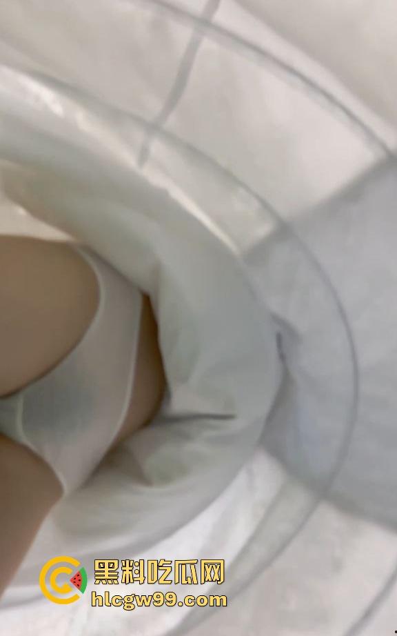 漫展福利拉满,双马尾JK女仆、白丝婚纱妹清纯亮相,抄底绅士们快冲,软萌萝莉妹子白内裤细节太绝!-20