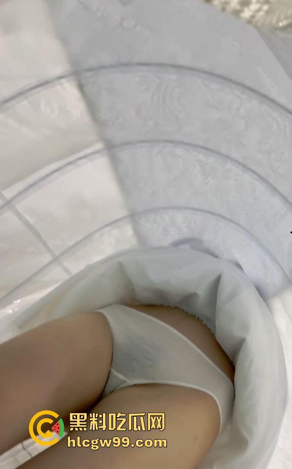 漫展福利拉满,双马尾JK女仆、白丝婚纱妹清纯亮相,抄底绅士们快冲,软萌萝莉妹子白内裤细节太绝!-22