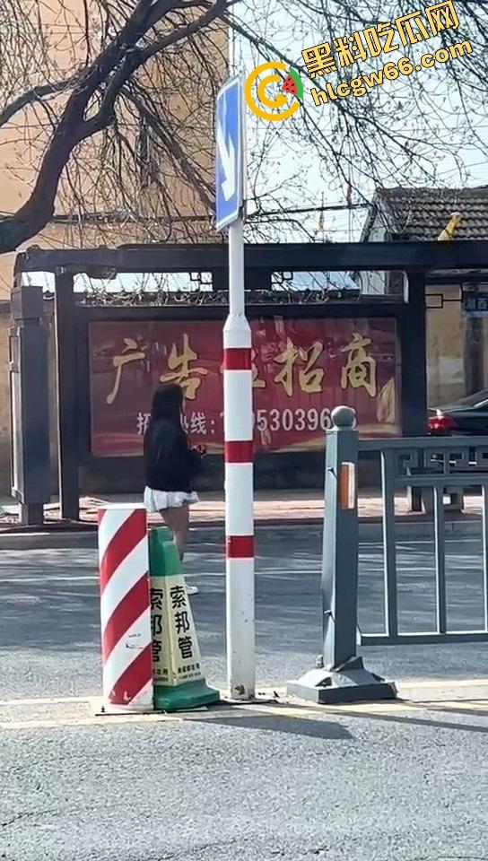 上海集美磕美弗药磕上头，大白天马路边发疯跳舞、嘴里念咒还自扇耳光，精神状态直接碎成渣！-11