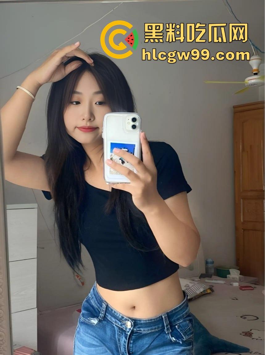 四川师范大学高颜值学妹【周晓昭】 被土豪包养成金丝雀,3P也来者不拒,镜子前跪地口交真是太骚了!-1